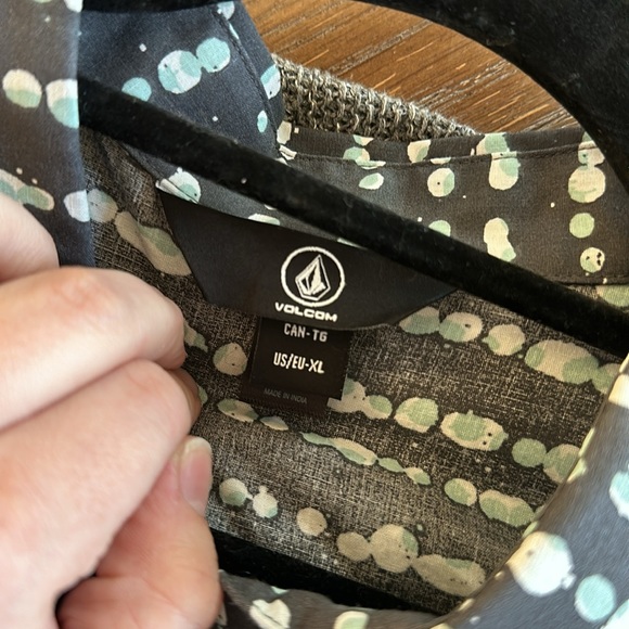 Men’s Volcom Short Sleeve Button Down Shirt - Picture 4 of 6